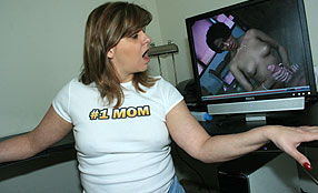 MILF Frankie Rae gives a handjob while watching porn
